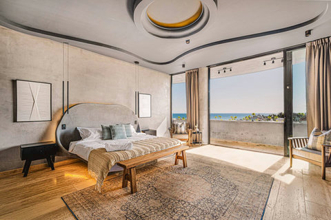 Master Kingsize Bedroom with Private Balcony
