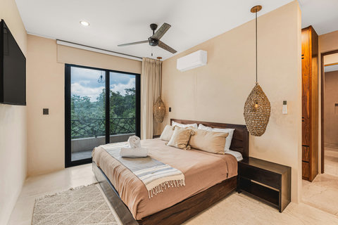 King Bedroom with Smart TV, Walk in Closet and Ensuite Bathroom