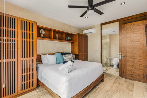 Kingsize Bedroom w Ensuite Bathroom, Closet, Smart TV, Fan and AC