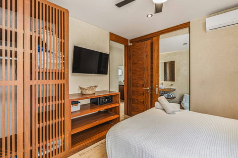 Queen Size Bedroom w Ensuite Bathroom, Closet, Smart TV, Fan and AC