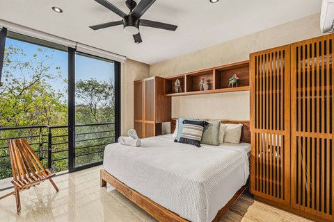 Kingsize Bedroom w Ensuite Bathroom, Closet, Fan, AC, Smart Tv and AC