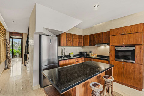 Fully equipped Kitchen - Fridge, Freezer Osmosis Water Filter System, Microwave, Oven, Baking Sheet, Stove,  Blender