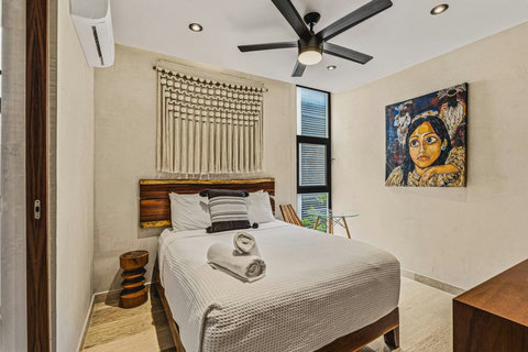Queen Size Bedroom w Ensuite Bathroom, Closet, Smart TV, Fan and AC
