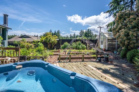 Hot tub in the private garden 
