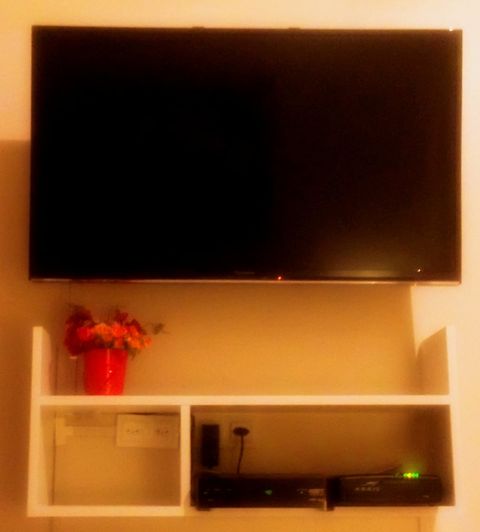 Smart HD TV, 39' with fast internet!