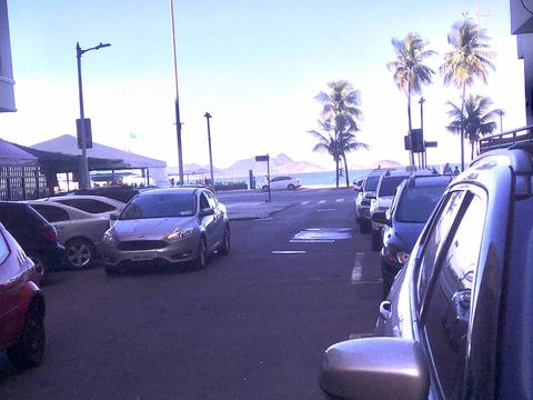 O prédio situa-se quase esquina com a praia! 
The building stays almost corner with the beach!