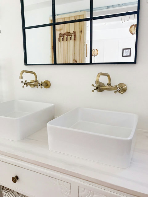 The Old Pig room's private bathroom