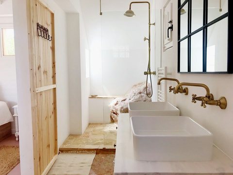 The Old Pig Room's private bathroom