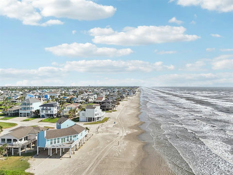 Beach lies halfway between two public access points, making this stretch of beach less crowded.