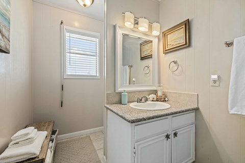 Upstairs full bathroom.