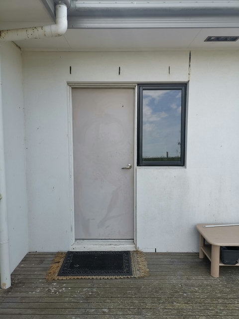 从此洗衣房门开锁，然后打开旁边入室门。