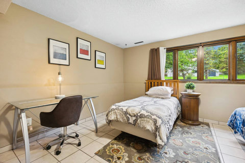Bedroom #3, workspace
