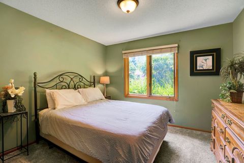 Bedroom #4, queen bed