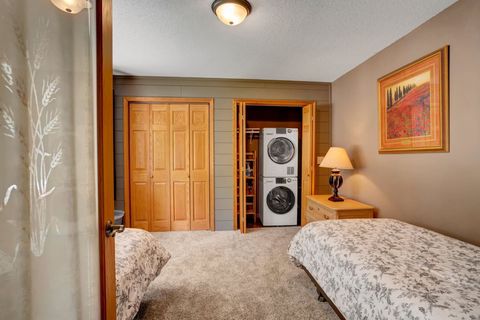 2nd bedroom, 2 twin beds, washer and dryer