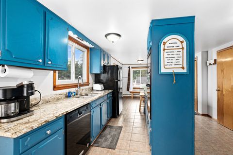 Fully equipped kitchen with seating for 10