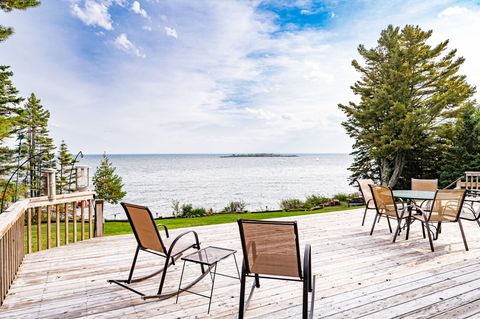 Deck only 70 feet from Lake Superior