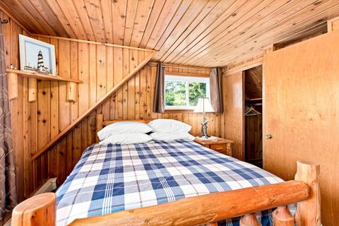 Upstairs 3rd bedroom, 1 queen bed, lake view
