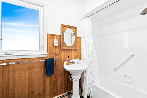 Ensuite bathroom with shower/tub combo