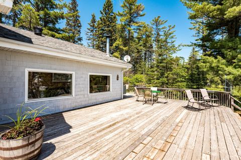 Huge deck overlooking Lake Superior.
