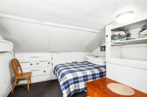 4th bedroom, 2nd floor, 2 queens