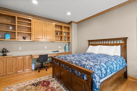 Bedroom 2, Queen Bed, dedicated offices space/bedroom