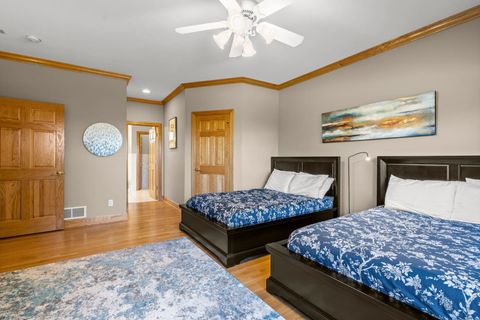 Bedroom 1, 2 doubles beds, ensuite bathroom, main floor, lake view