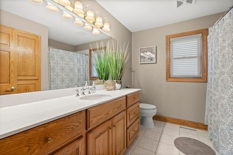 Bathroom 2, 2nd level, shower/tub combo