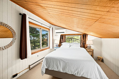Bedroom 5, loft bedroom, queen bed, twin bed, 1/2 bath, lake view