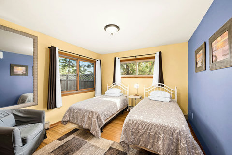 Bedroom 3, Main floor bedroom with two single beds, lake view