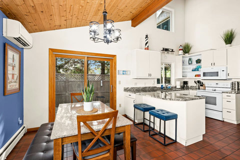 Fully equipped kitch with granite countertop