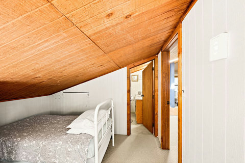 Bedroom 5, loft bedroom, queen bed, twin bed, 1/2 bath, lake view