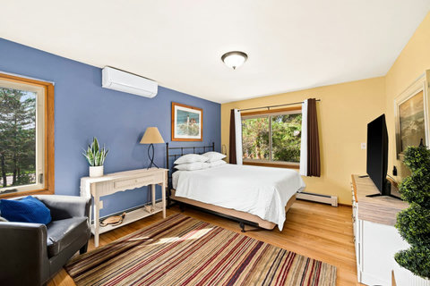 Master Bedroom, queen bed, ensuite, main floor