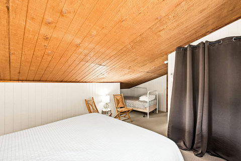 Bedroom 5, loft bedroom, queen bed, twin bed, 1/2 bath, lake view
