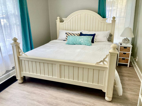 Bedroom with a king-sized bed and brand new hybrid memory foam mattress.