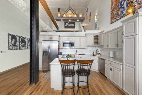 Fully-updated kitchen with high-end appliances