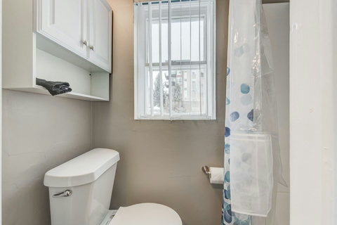 Storage pockets on your shower curtain for any additional items you may bring