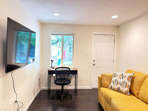 Dedicated workspace in the living room, view of the courtyard