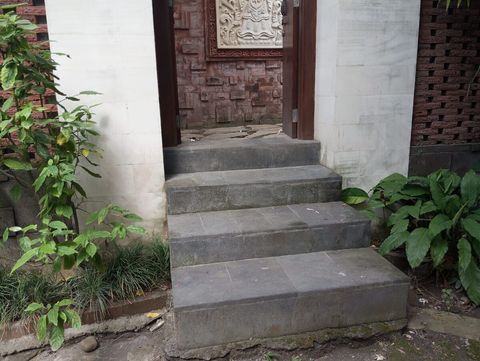 Villa door and entrance has 4 steps