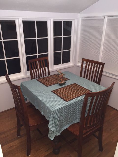 Enjoy our cute Breakfast-nook/room...!...Table for 4, but will expand to accommodate 6 people!