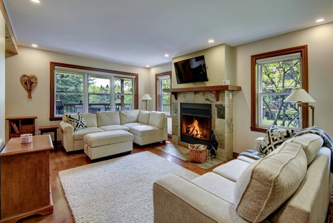 Living room with flat screen TV, fireplace and Sofa bed
