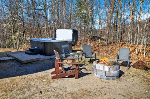 Woodland retreat with hot tub & fire pit seating under the stars