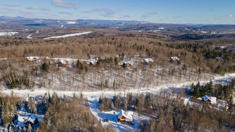 Scenic winter cabin retreat with forest privacy and mountain views