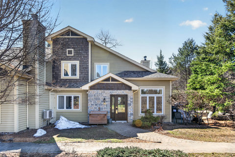 Charming townhouse with stone façade, big windows & wooded setting