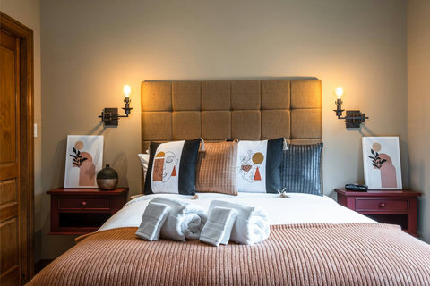 Queen-size bedroom (close up view)