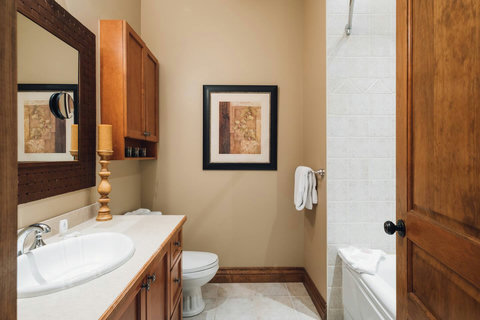 Full bathroom (2nd floor)