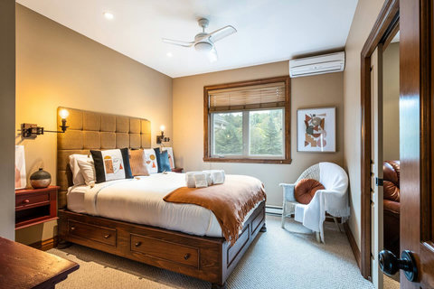 Queen-size bedroom (2nd floor)