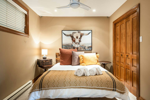 Queen-size bedroom (lower ground floor)