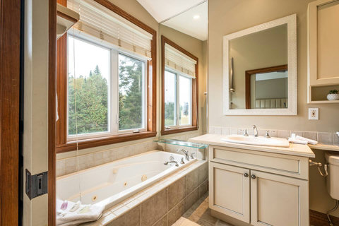 Master private bathroom