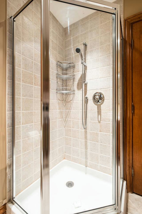 Shower (lower ground floor)