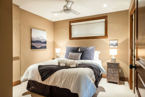 Queen-size bedroom (lower ground floor)